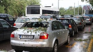 Продължава почистването след бурята в София