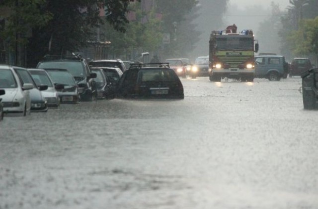 Бедствено положение в Ловеч, пороен дъжд наводни града (СНИМКИ)