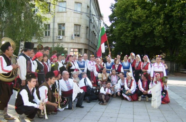 Американският народен хор Дунав гостува на юбилейния фестивал Сребърна пафта