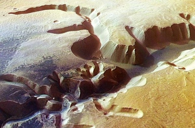 Замръзване на въглероден диоксид е оформило каньоните на Марс
