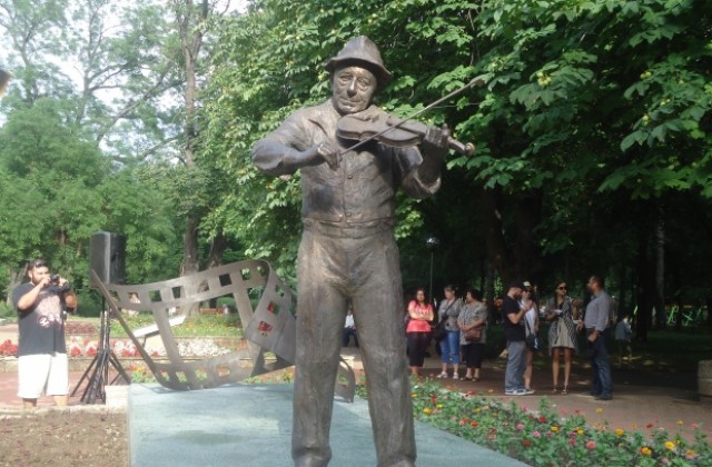 Откриха паметника на Тодор Колев в Шумен