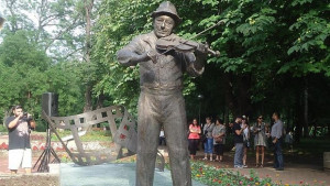 Откриха паметника на Тодор Колев в Шумен СНИМКИ