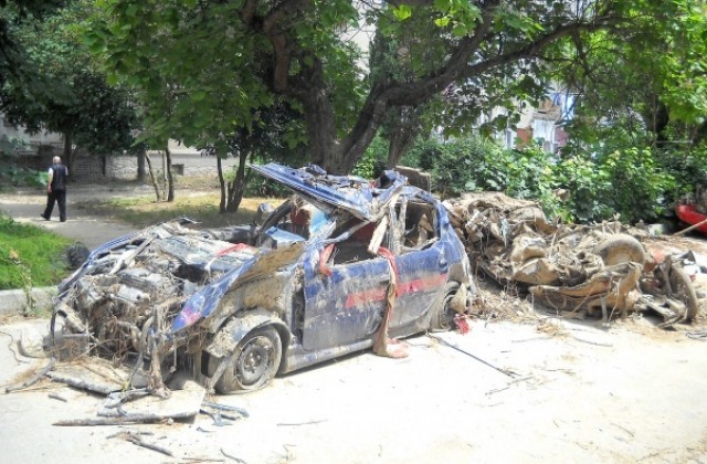 Разчистват паркинга на разрухата в Аспарухово