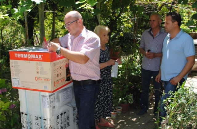 Бяла техника получиха 14 семейства, пострадали от наводнението