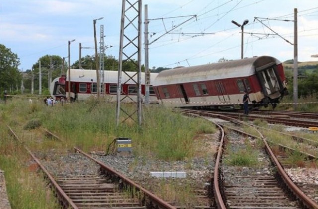 Дерайлира бързият влак София-Варна, машинистът загина, има ранени