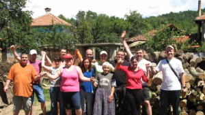 Доброволци от БСП разчистиха двора на самотна жена от Турия