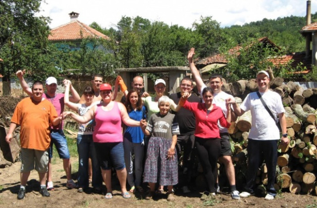 Доброволци от БСП разчистиха двора на самотна жена от Турия