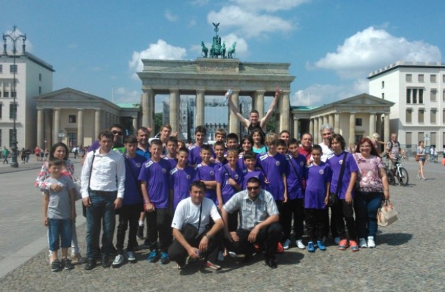 Англичани спряха малките етърци в Берлин, посланик Ради Найденов ги прие в българското посолство