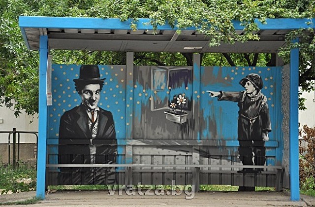 Чарли Чаплин и Малкият принц „изгряха на спирки във Враца