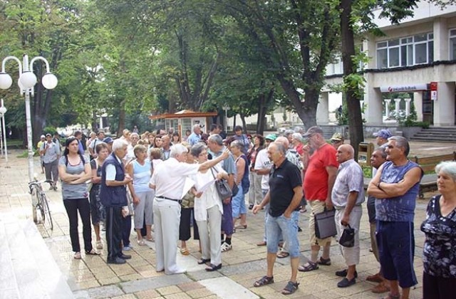 Пострадали от наводнението  протестираха пред община Добрич