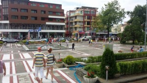 Туристите в Приморско излязоха на разходка улиците са сухи