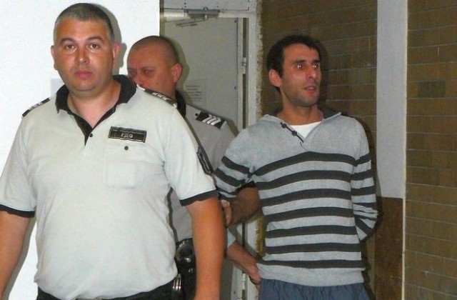 Мъж с 12 присъди, убил двама младежи на пътя и избягал, остава под домашен арест