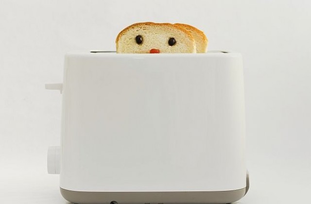 Тостер изпича селфита върху филийки хляб