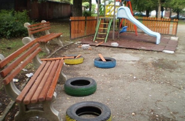 Вандали потрошиха детска площадка, построена с 8 хил. лв.