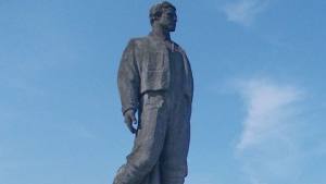 Ловеч поднася венци и цветя на паметника на Левски