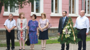 Венци и цветя пред бюстпаметника на Васил Левски