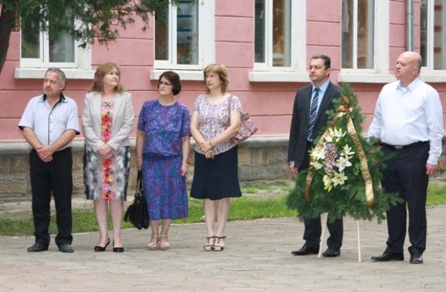 Венци и цветя пред бюст-паметника на Васил Левски