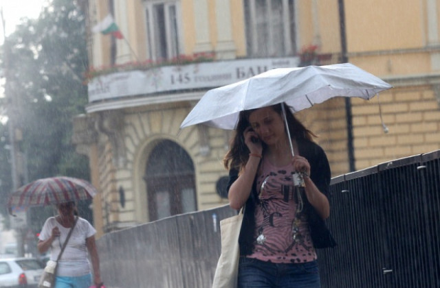 Времето на 19 юли: Облачно и дъждовно