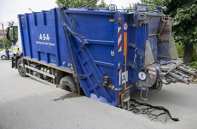 Четири часа вадиха боклукчийски камион от огромна улична дупка (СНИМКИ)