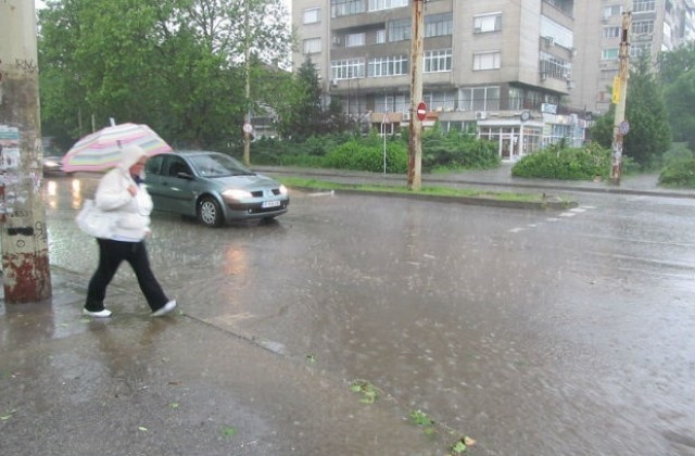 Времето на 19 юли: Облачно и дъждовно