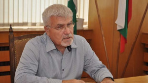 Кмет и областен с гневни писма до образователния министър