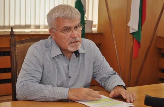 Кмет и областен с гневни писма до образователния министър