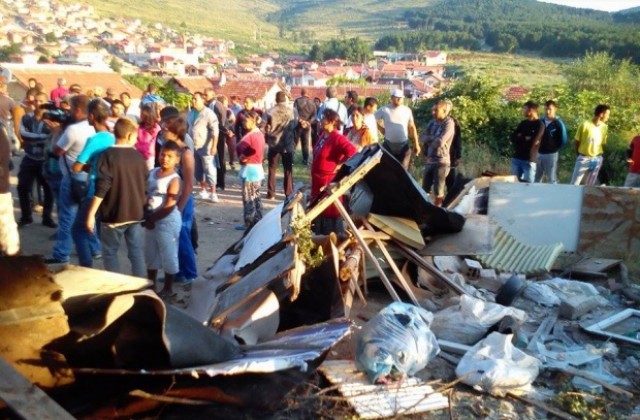 Багер събори първата извън закона постройка в “Лозенец”