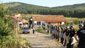 Ранени полицаи и арести след сблъсъци в ромския квартал