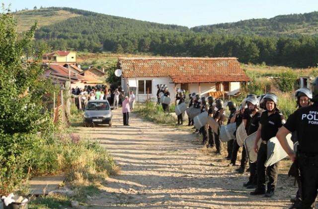 Ранени полицаи и арести след сблъсъци в ромския квартал