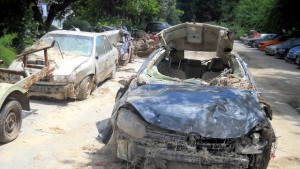 Преместиха под моста потрошените коли от Аспарухово