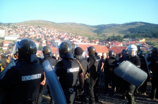 Трима полицаи са пострадали след сблъсъците с роми