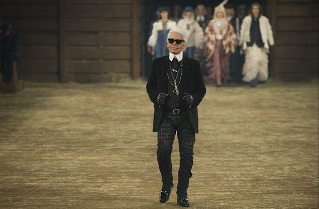 Правят кукла Барби с визията на Лагерфелд