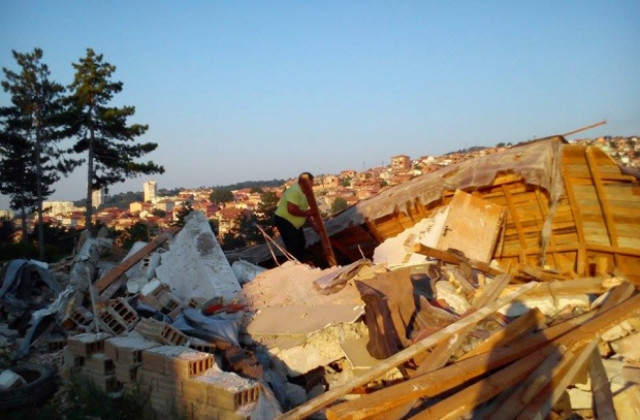 Започна събарянето на останалите незаконни постройки в Лозенец