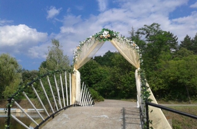 Първи сватбен ритуал край езерото на Стратеш