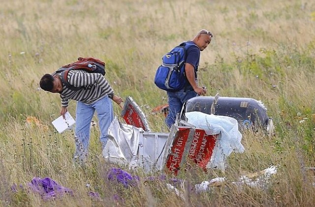 Първите тела на жертви от сваления самолет пристигнаха в Холандия