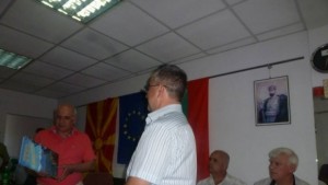 Дарение от книги за сънародниците ни от Струмица