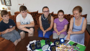 Свещеник в расо смени бравата от апартамента на Маша