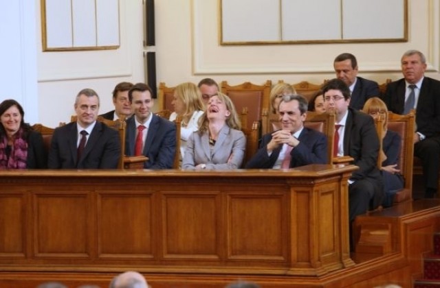Парламентът прие оставката на кабинета „Орешарски
