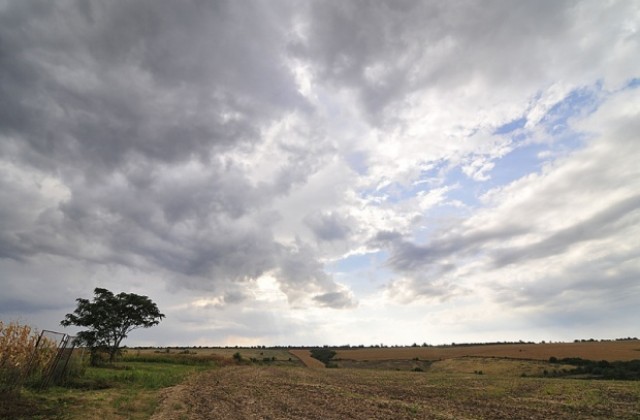 Значителна облачност, на места гръмотевици