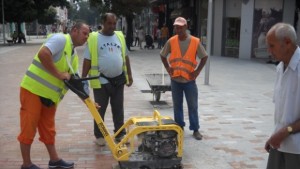 Трамбоват част от пренаредената мостра на пешеходната зона