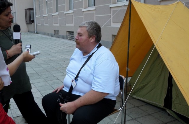 Протестиращи лекари издигнаха палатка срещу здравеопазването в Сливен