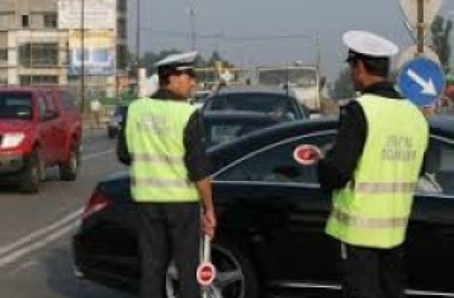 38-годишен шофьор и 52-годишна пътничка пострадаха при катастрофа