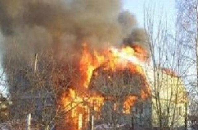 Мъж скочи от третия етаж заради пожар и загина