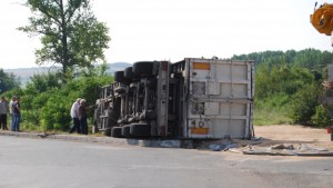 Камион разпиля 25 тона жито на пътя
