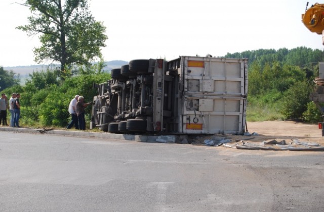 Камион разпиля 25 тона жито на пътя