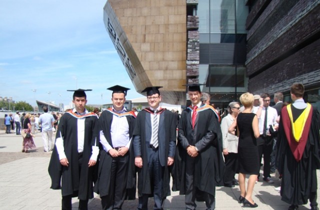 Студенти от ВУМК получиха британските си дипломи в Кардиф