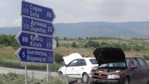 Автомобили се удариха челно на Е79