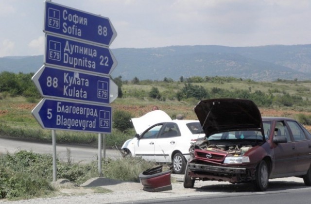 Автомобили се удариха челно на Е-79