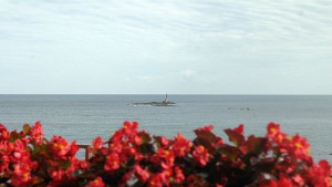 ВреметоОблачно и дъждовно на морето слънчево и топло