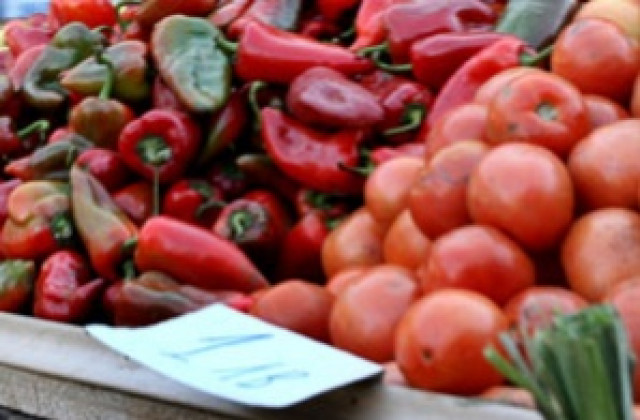 Пада цената на доматите и чушките, краставиците поскъпват